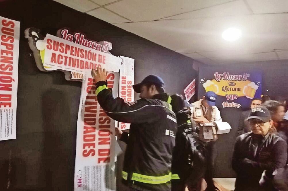Sin autorización. Personal del Invea examinó actividades de bares en Plaza Masaryk, donde colocaron sellos de suspensión en dos de ellos. Foto: ESPECIAL