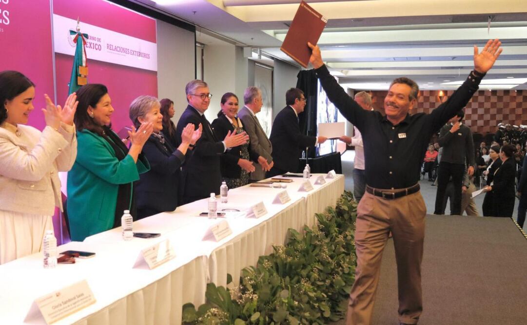 Secretaría de Relaciones Exteriores entregó cartas de naturalización a 100 nuevas mexicanas y 100 nuevos mexicanos. Foto: Especiales