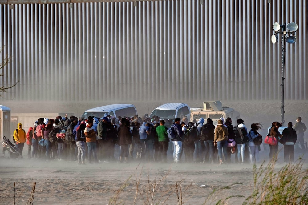 Migrantes esperan ser procesados ​​por la Patrulla Fronteriza, el 30 de marzo pasado. Foto: Guillermo Arias / AFP