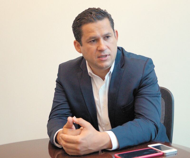 Hay que equiparlos mejor y pagarles más: Diego SinhuePrioridad. El gobernador de Guanajuato dijo que hay que apostarle duro contra los homicidios dolosos. ARCHIVO EL UNIVERSAL