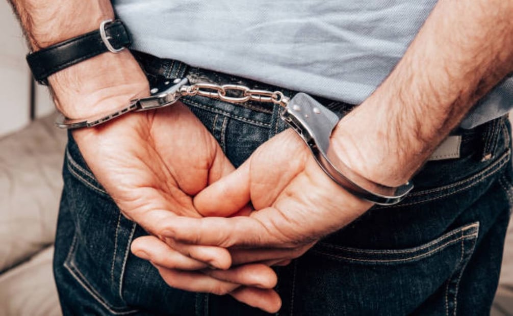 De acuerdo con el Segundo Informe de Gobierno de Clara Brugada, en menos de dos años se ha detenido a mil 295 presuntos líderes de grupos delictivos. Imagen ilustrativa. Foto: iStock