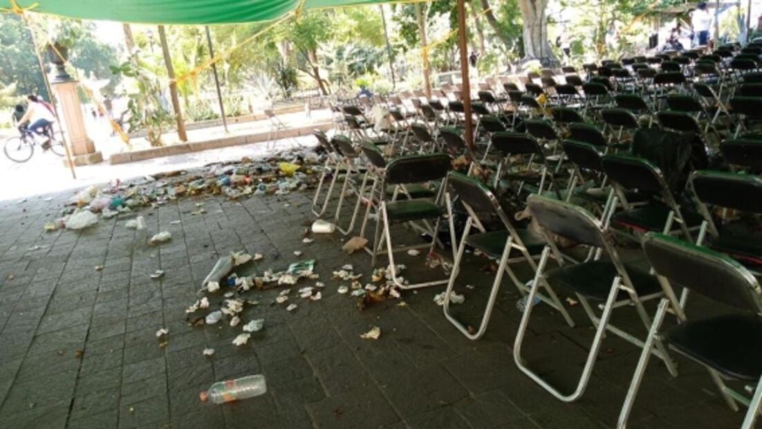 Trabajadores de recolección arrojan basura en evento de Morena a favor de Sheinbaum