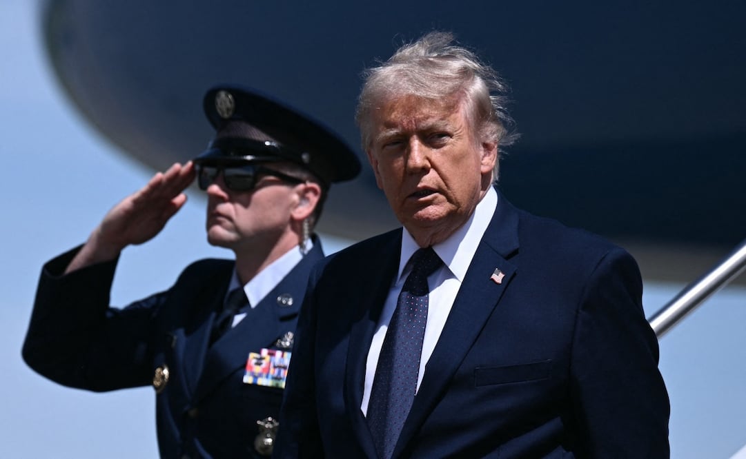Donald Trump desciende del Air Force One tras arribar a Nueva Jersey en medio de tensiones con Irán (22/05/2026). Foto: AFP.