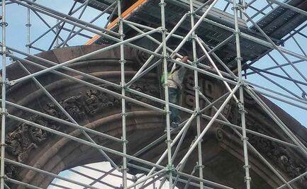 VIDEO: Hombre intenta suicidarse desde el Arco de la Independencia en Monterrey