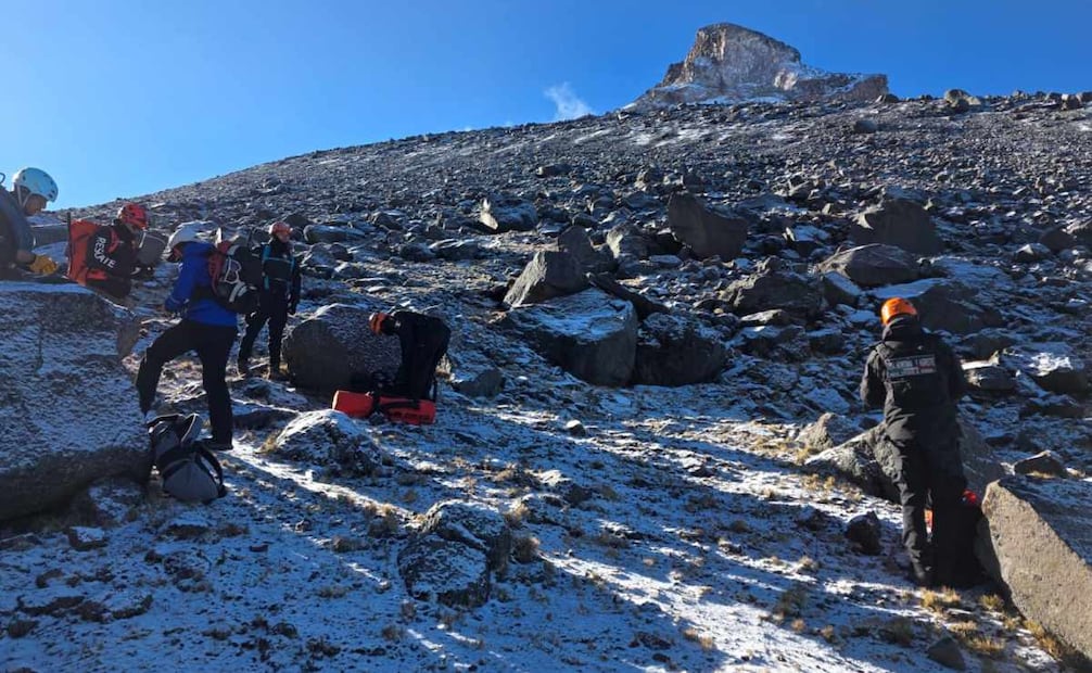 Rescatan cuerpo de alpinista fallecido en el Iztaccíhuatl; accidente ocurrió en la Arista de la Luz.
Foto: Especial.