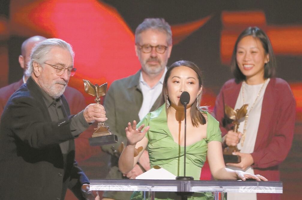Robert De Niro entregó el premio a "The farewell", por Película. FOTOS: REUTERS