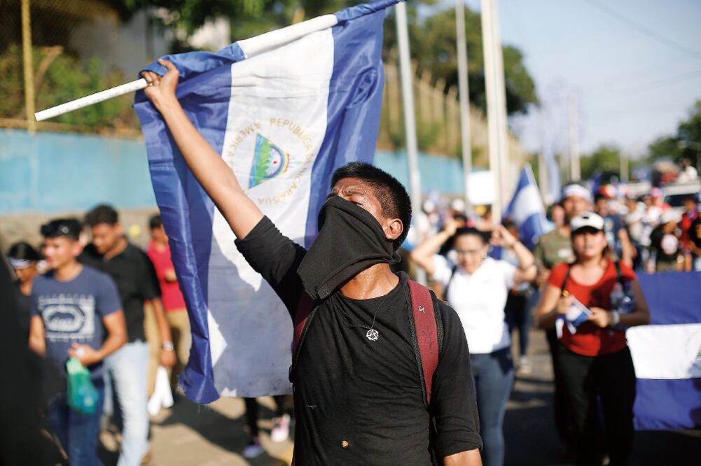 Un manifestante corea consignas durante una protesta estudiantil para exigir al gobierno liberar a los detenidos en las manifestaciones contra la reforma al sistema de pensiones que el gobierno propuso y luego tuvo que retirar (JORGE CABRERA. REUTERS)