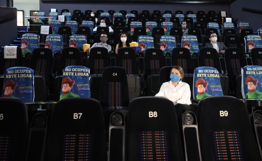 En las salas de cine se han puesto carteles para mantener la sana distancia. Foto: Adriana Hernández