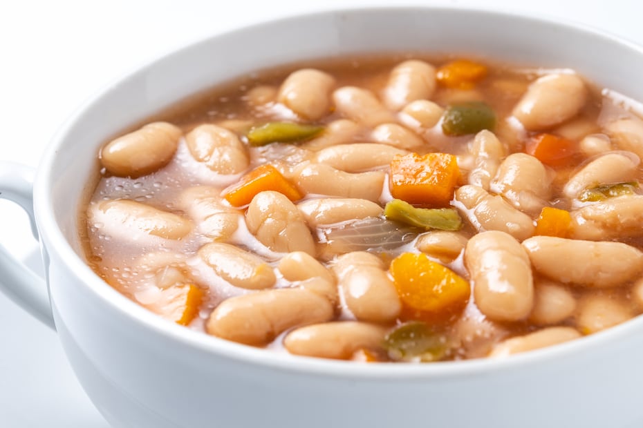 Los frijoles se pueden comer solos, en guarnición o en caldos y sopas. Foto: Freepik