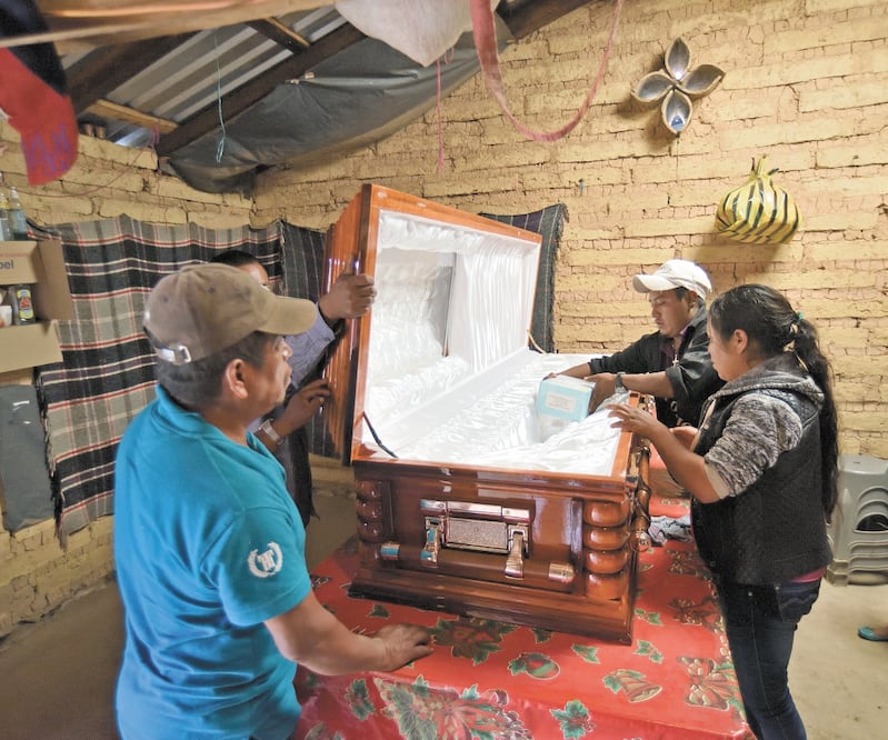 En el poblado de Huehuetepec, en Atlajamalcingo, Guerrero, Teobardo y sus familiares velaron en su casa a Simón, quien murió en la Unión Americana a causa del Covid-19; los vecinos prefirieron mantenerse a distancia para no contagiarse del virus, según co