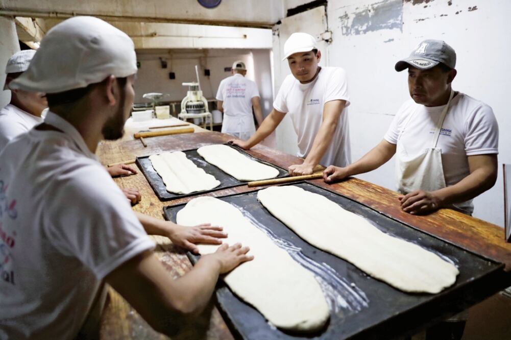 La elaboración del pan de la torta de 70 metros estará a cargo de 20 trabajadores de la panificadora La Virgen del Camino. (IVÁN STEPHENS. EL UNIVERSAL)