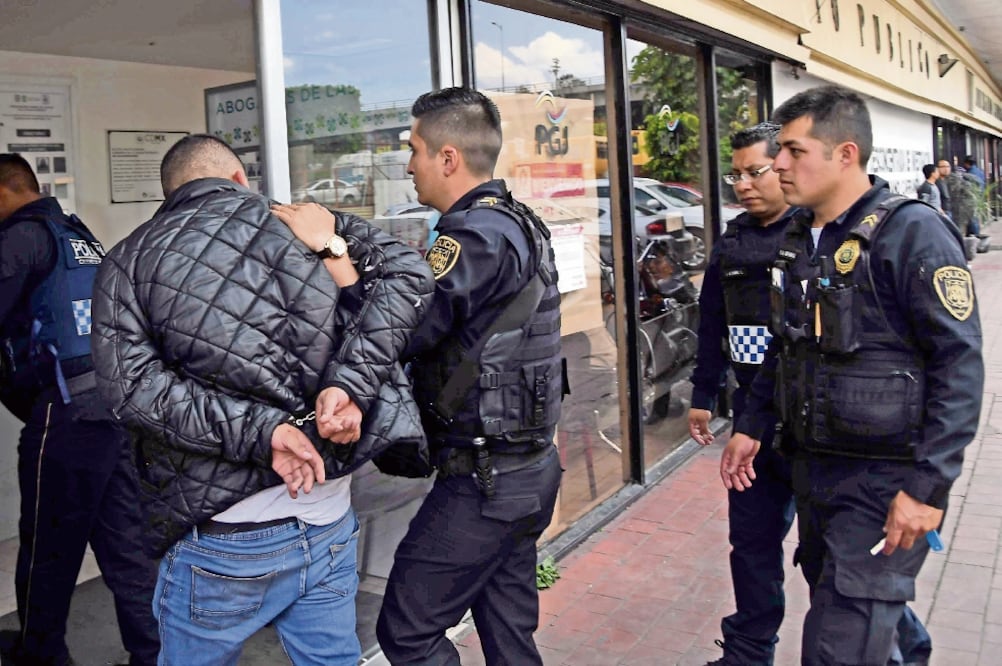 El martes, autoridades arrestaron a dos hombres en por robar un reloj Rolex a un ecuatoriano en un taxi del aeropuerto; cambió dólares. / ARCHIVO EL UNIVERSAL