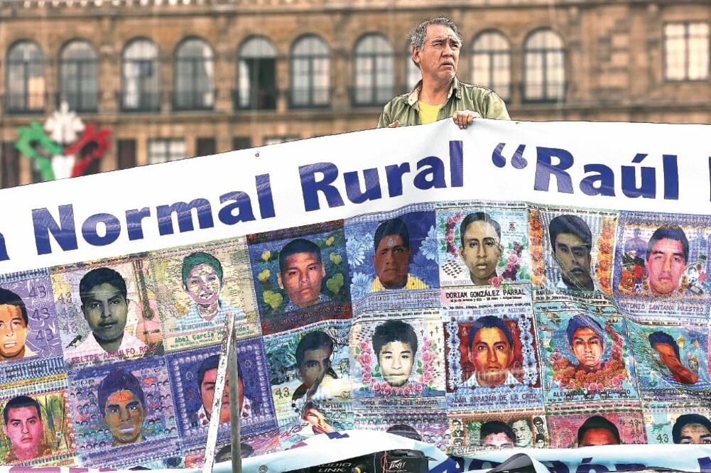 Tras la reunión en el Museo Tecnológico de la CFE, los padres de familia regresaron al Zócalo, donde ayunan (JUAN CARLOS REYES GARCÍA. EL UNIVERSAL)