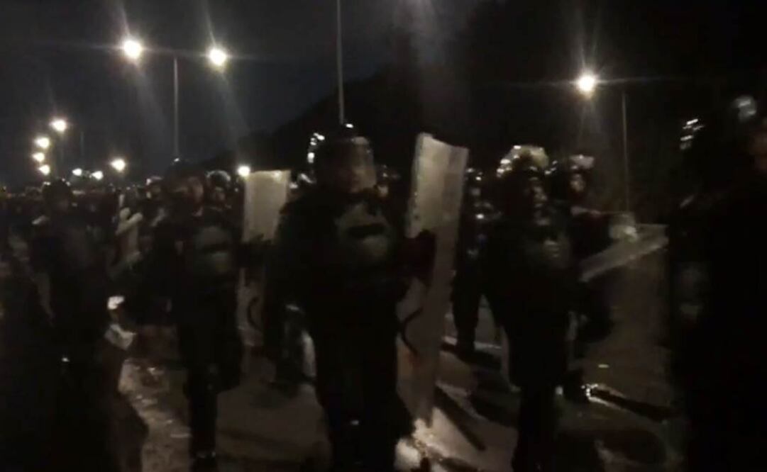 Policías federales llegan a zona de bloqueo en San Juanico