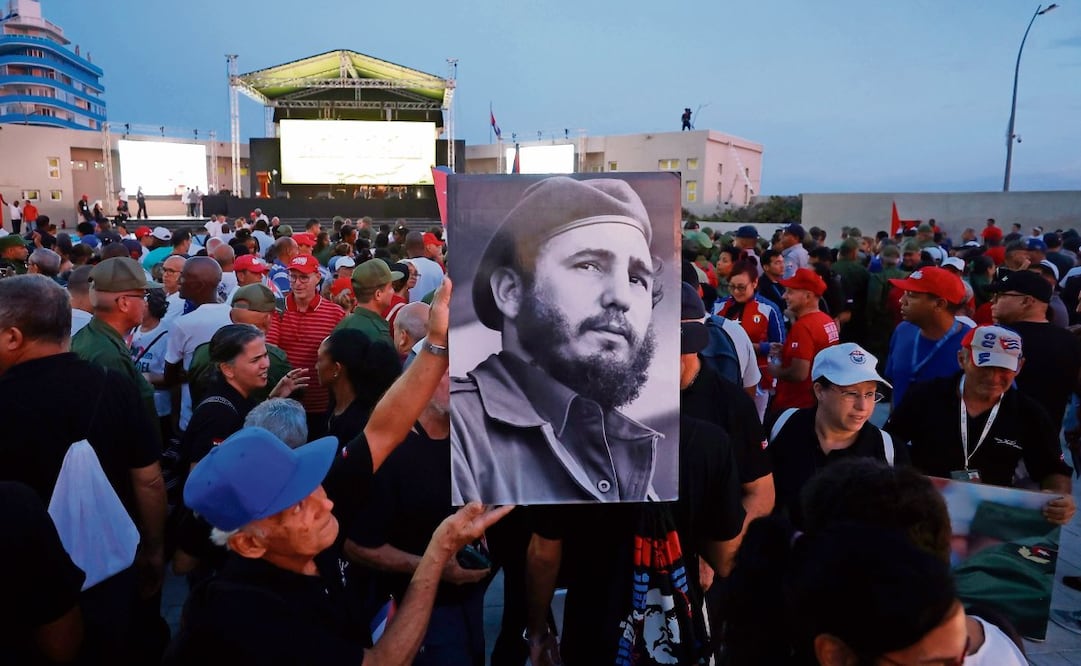 Manifestantes durante un evento en apoyo del expresidente Raúl Castro, el viernes, en La Habana. Foto:  Ernesto Mastrascusa/EFE