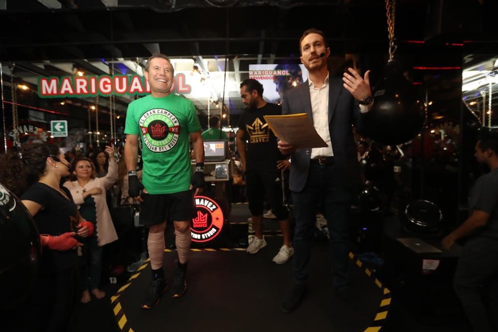 El expugilista Julio César Chávez acompañó a Janko Ruiz en el lanzamiento de la pomada en el JC Chávez Boxing Studio. Foto: Germán Espinosa / EL UNIVERSAL