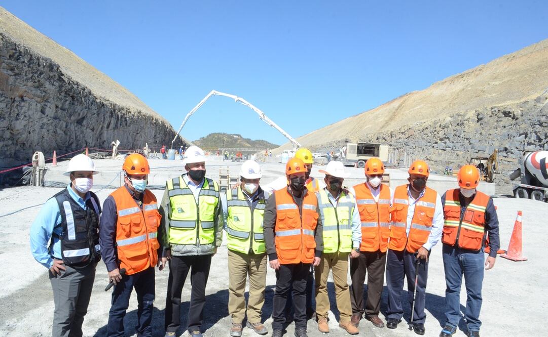 El gobernador Samuel García hizo un recorrido para checar los avances en la construcción de la presa La Libertad. Foto: Emilio Vasquez / EL UNIVERSAL