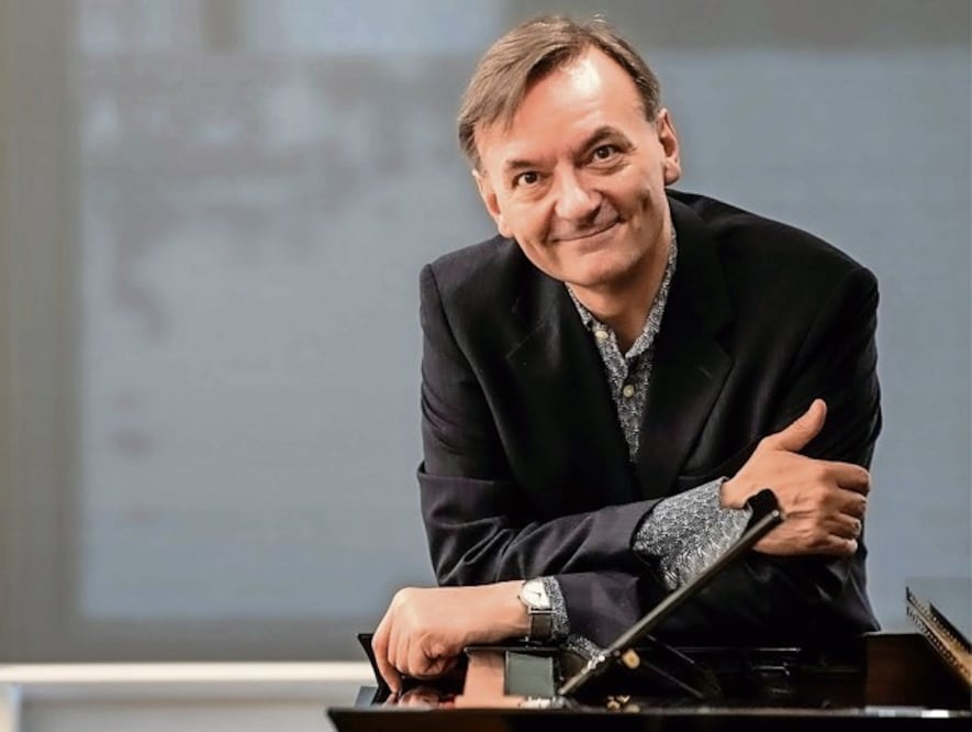 El pianista inglés Sir Stephen Hough ofrecerá un concierto el jueves 12 de enero, en la Sala Neza de la UNAM. Crédito: Facebook oficial de Sir Stephen Hough