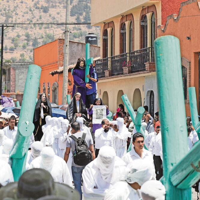 El Viernes Santo los crucíferos salieron de San Miguel Arcángel rumbo al Calvario para bajar la imagen del Santo Sepulcro, que después fue trasladada en silencio durante toda la procesión. JORGE ALVARADO. EL UNIVERSAL