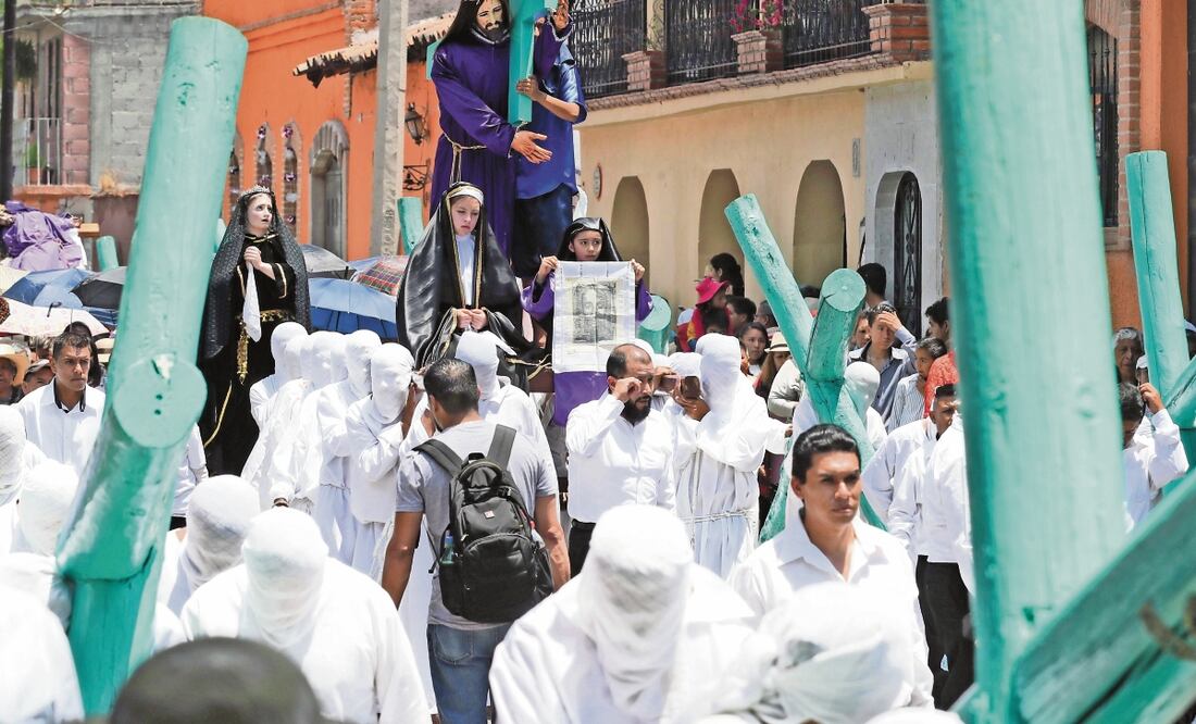 El Viernes Santo los crucíferos salieron de San Miguel Arcángel rumbo al Calvario para bajar la imagen del Santo Sepulcro, que después fue trasladada en silencio durante toda la procesión. JORGE ALVARADO. EL UNIVERSAL