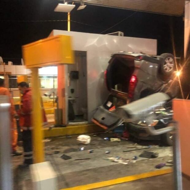 Se registra aparatoso accidente en la caseta de cobro de Trincheras, Sonora