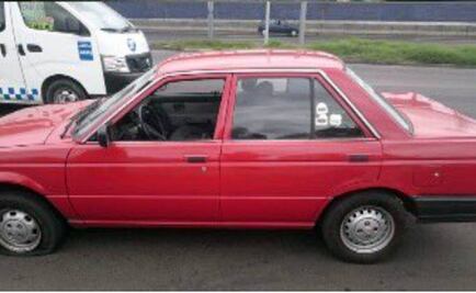 Policía se aferra a auto en movimiento para evitar robo