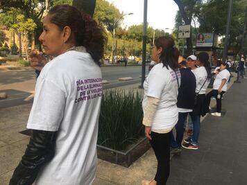 Mujeres arman "cinturones de paz" ante marcha feminista