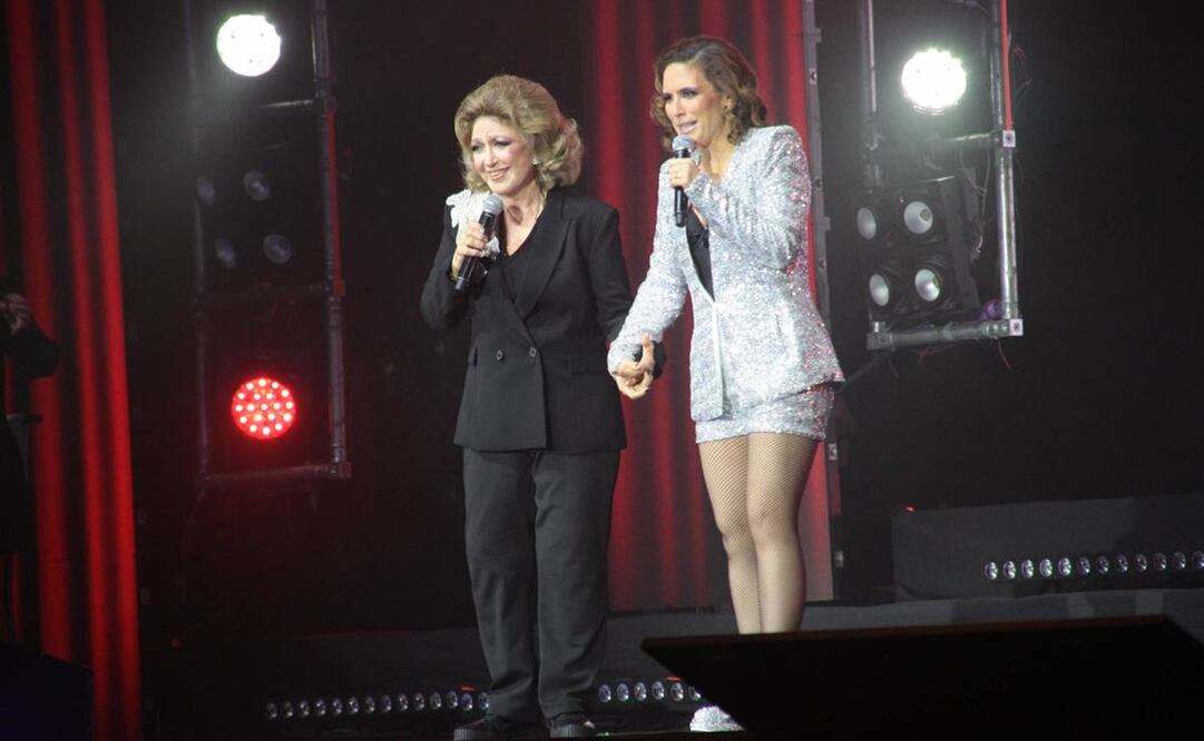 Angélica María y Angélica Vale compartieron el escenario en un espectáculo en el Pepsi Center. Foto: Clasos.