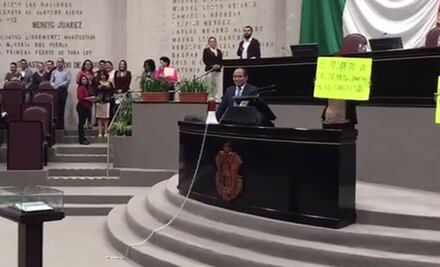 Diputado se encadena como protesta... ¡y le roban el celular!