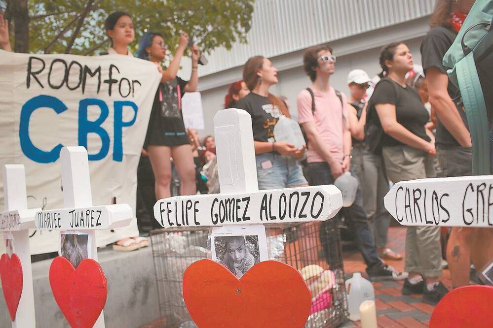 Memorial. Cruces, en Chicago, Illinois, que representan a menores de edad inmigrantes que fallecieron bajo el cuidado de las autoridades fronterizas. Foto/SCOTT OLSON. AFP