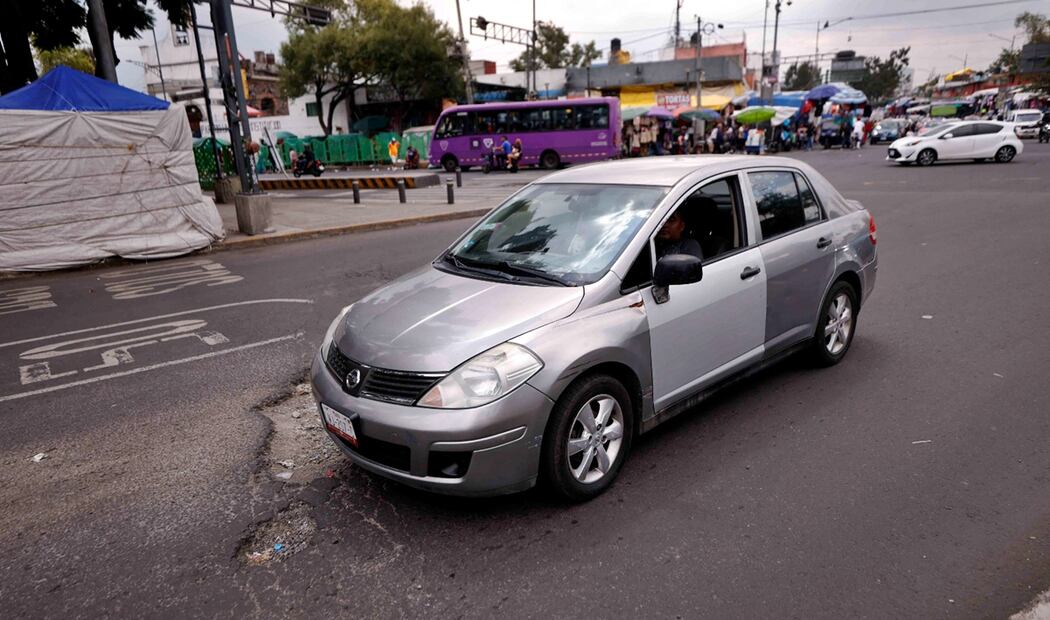 El Gobierno capitalino anunció tres acciones para atender las denuncias por oquedades en vialidades primarias y la repavimentación de la carpeta asfáltica, el 18 de agosto de 2025. Foto: Diego Simón Sánchez/EL UNIVERSAL