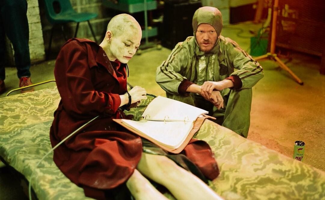 La actriz, con el cabello rapado para su papel, junto a Jesse Plemons. Foto: UNIVERSAL PICTURES