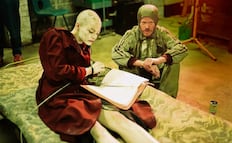 ¿De qué tratan las comedias de Elizabeth Olsen y Emma Stone que no te puedes perder en cine este fin de semana?