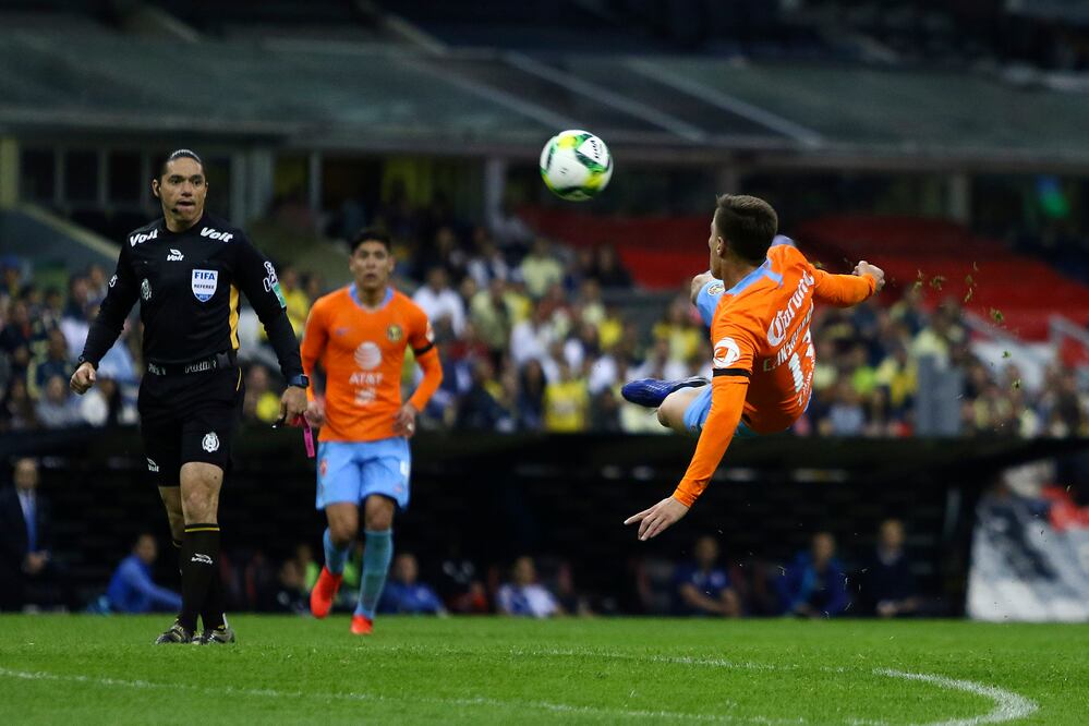Imago7. Cristian Insaurralde rematando en el partido América vs Pachuca