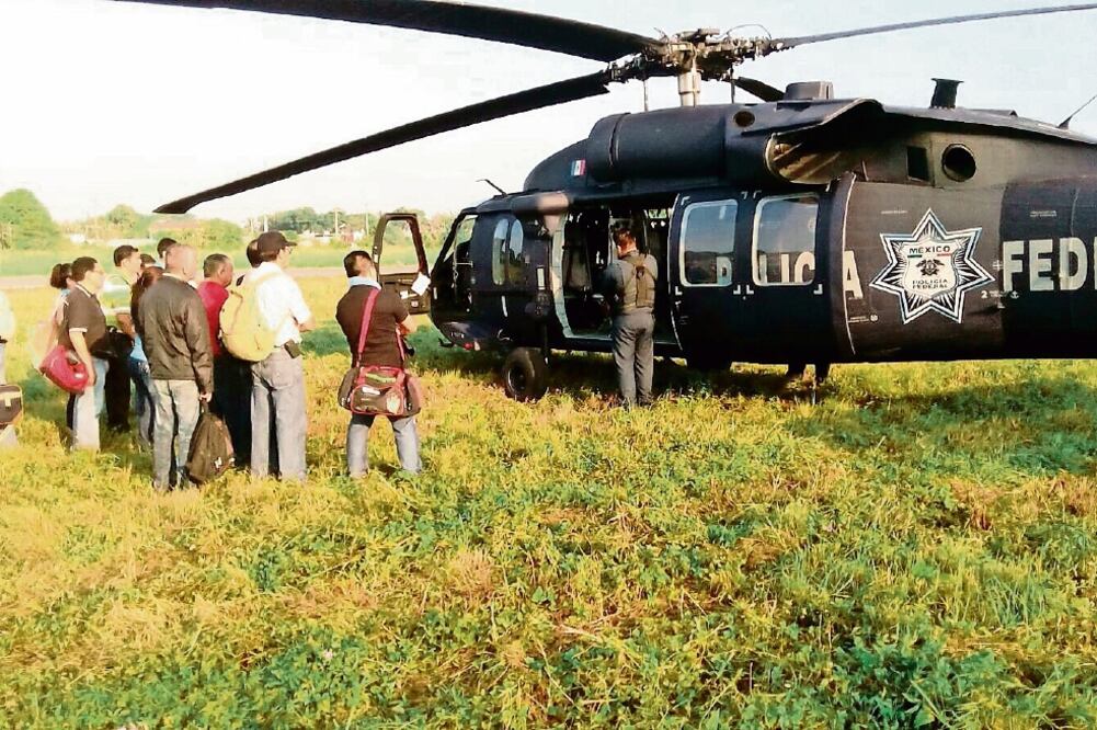 Los docentes de la costa michoacana fueron llevados en cinco aeronaves a Morelia para que realicen la prueba de evaluación. ESPECIAL