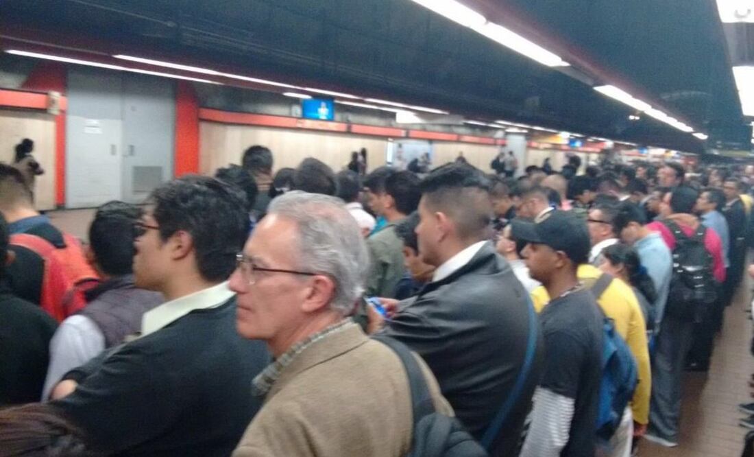 Caos en Línea 7 de Metro y Metrobús rezaga a pasajeros. Foto: Especial