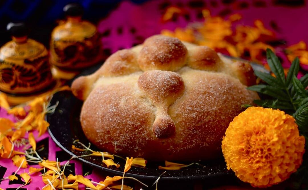 ¡Te compartimos una receta fácil para hacer pan de muerto en casa! Foto: Flickr.