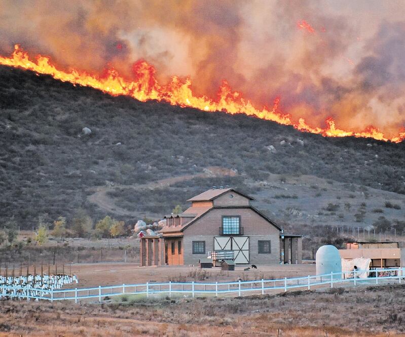 Áreas forestales y zonas urbanas fueron afectadas por la propagación del fuego, por lo que miles de habitantes de Tecate, Playas de Rosarito, Tijuana y Ensenada tuvieron que ser evacuadas. Foto: REUTERS