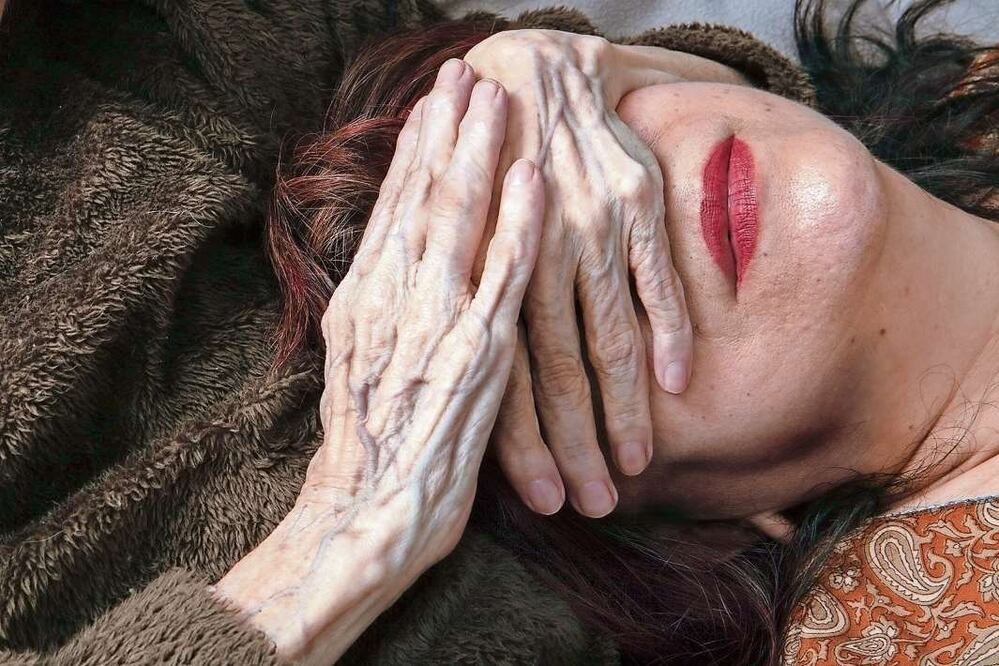 Retrato de Patricia Aridjis con su mamá. Esta fotografía es parte de la serie Cuidadoras, proyecto en el que actualmente trabaja la artista mexicana./ Cortesía Patricia Aridjis