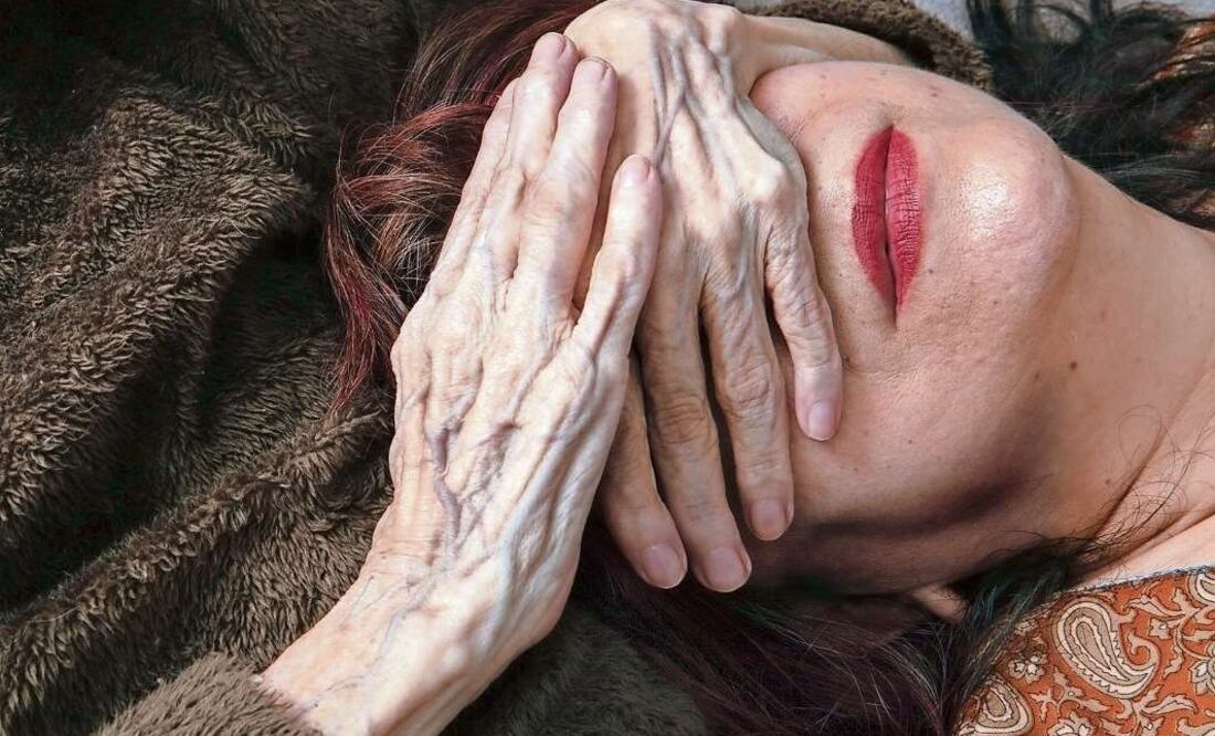 Retrato de Patricia Aridjis con su mamá. Esta fotografía es parte de la serie Cuidadoras, proyecto en el que actualmente trabaja la artista mexicana./ Cortesía Patricia Aridjis