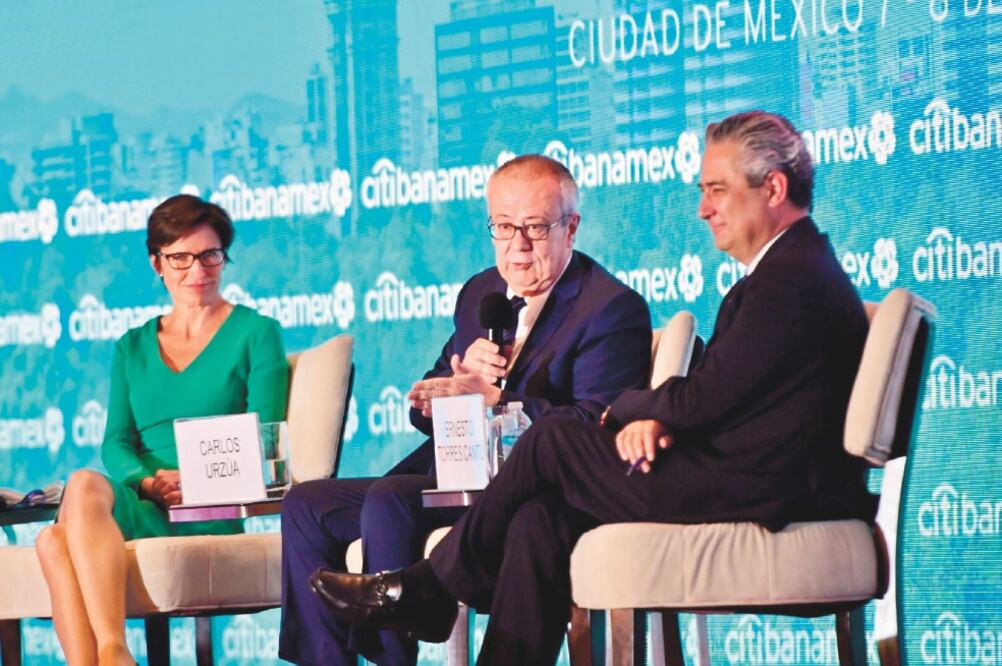 El secretario de Hacienda, Carlos Urzúa (centro); Jane Fraser, directora ge n e ra l de Citi Latinoamérica (izq.) y Ernesto Torres, director general de CitiBanamex. Foto: CORTESÍA