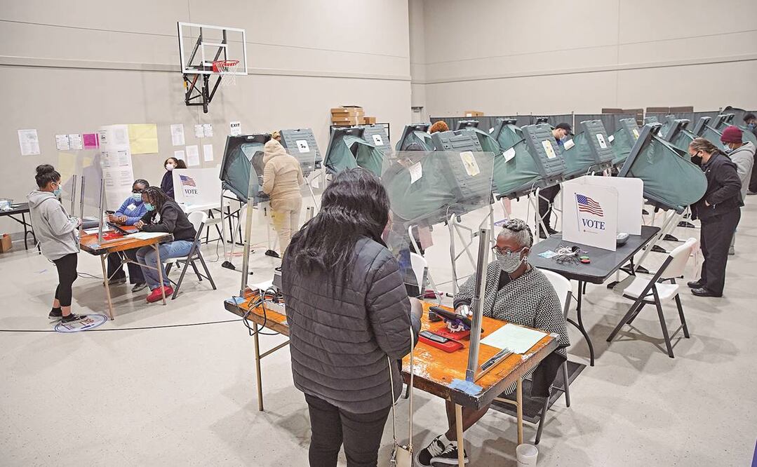 Estadounidenses durante la votación de forma anticipada en Houston, Texas. Las autoridades informaron ayer que ya han participado 9 millones 9 mil 850 personas en ese estado. Foto: ELIZABETH CONLEY. AP