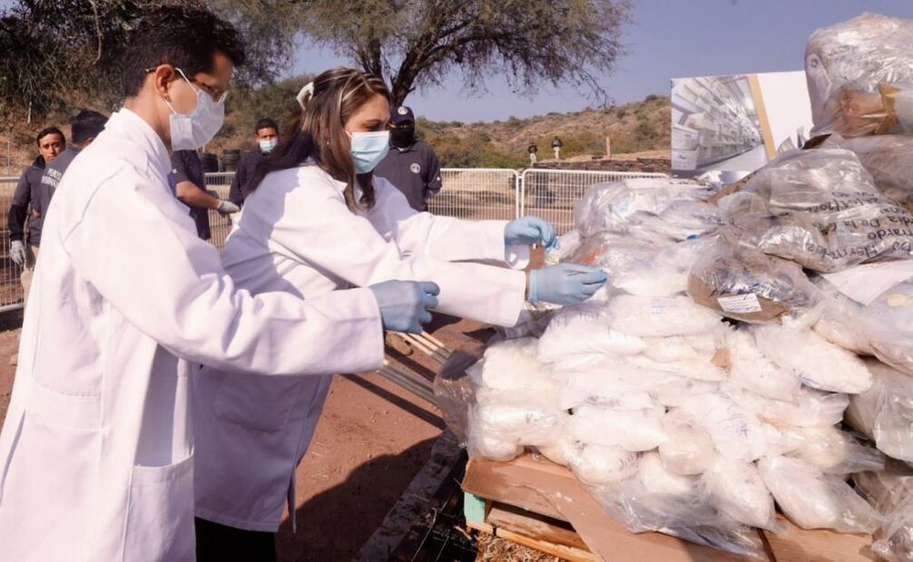 FGE destruye droga, armas y otros instrumentos de delitos en Guanajuato.
Foto: Especial.