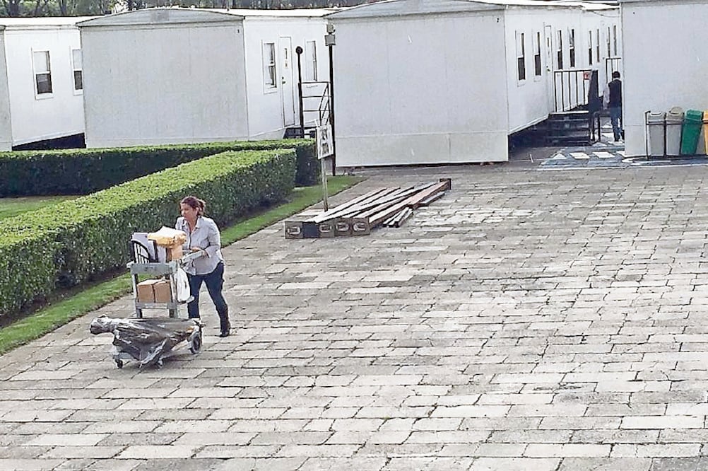 En un carrito, personal de la Cámara de Diputados vació las oficinas móviles de algunos legisladores que ya desocuparon sus espacios para la 64 Legislatura. (HORACIO JIMÉNEZ. EL UNIVERSAL)