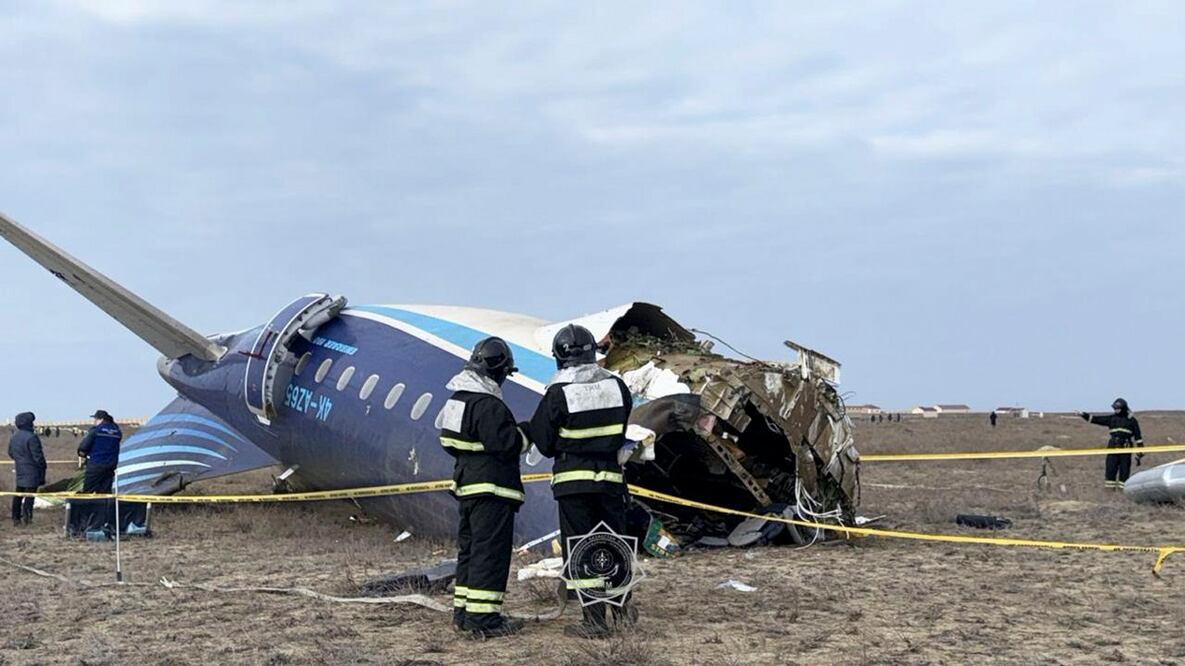 Especialistas en emergencias trabajando en el lugar del accidente de un avión de pasajeros cerca de Aktau, Kazajistán, el 25 de diciembre de 2024. Foto: EFE
