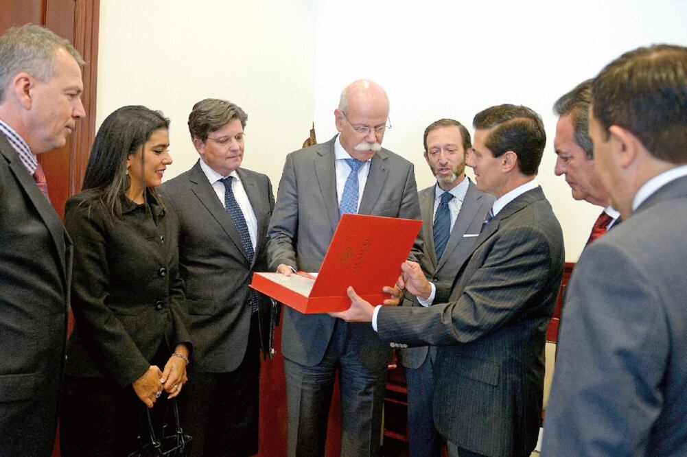 El mandatario mexicano recibió ayer a la comitiva de Daimler AG, encabezada por el presidente de su Consejo de Administración, Dieter Zetsche (ESPECIAL)