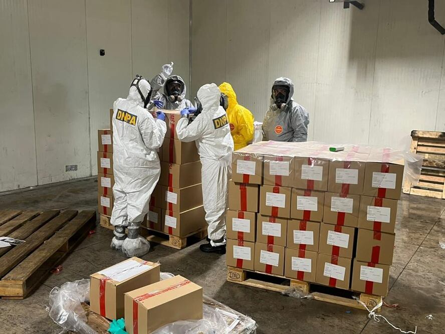 Autoridades policiales, antidrogas, aduanales, sanitarias, forenses, portuarias y de inteligencia e investigación de Honduras revisaron la carga de fentanilo en un puerto caribeño del norte hondureño. Foto: Policía Nacional de Honduras