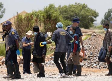 Suman 60 muertos en mina abandonada de Sudáfrica; 106 mineros fueron detenidos por explotación minera ilegal