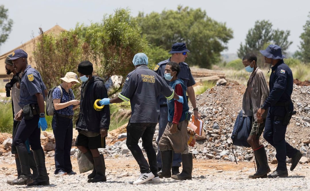Mineros emancipados son rescatados del subsuelo durante la operación oficial de rescate en un pozo de mina de oro en desuso en Stilfontein, a unos 150 kilómetros al suroeste de Johannesburgo, Sudáfrica. Foto: EFE
