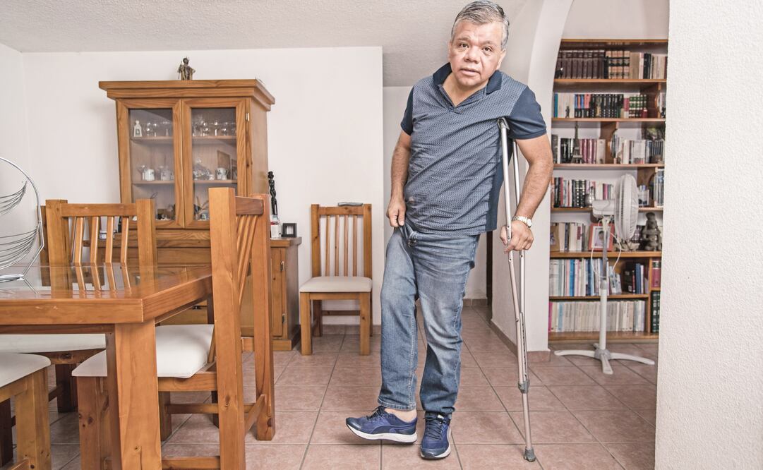 Las hemorragias constantes y el riesgo de muerte acompañaron a Juan Flores desde la infancia. A los 20 años tuvo que empezar a usar muletas por una lesión en la cadera provocada por la práctica de futbol. (FOTOS: GERMÁN ESPINOSA. EL UNIVERSAL)